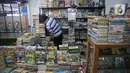 Pedagang merapikan buku bacaan di Pasar Kenari, Jakarta, Rabu (24/11/2021). Salah satu pedagang buku yang terdampak pandemi covid mengatakan, "Covid-19 membuat kita semua harus pintar menyiasati penjualan dengan online bahkan daring. (Liputan6.com/Faizal Fanani)