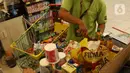 Pegawai merapikan belanjaan warga untuk kebutuhan bahan pokok akhir tahun di salah satu hypermarket, Jakarta, Sabtu (24/12/2022). Memasuki libur Natal dan Tahun Baru 2023, harga bahan pokok dan kebutuhan lainnya di supermarket masih stabil bahkan terdapat program promo. (merdeka.com/Imam Buhori)