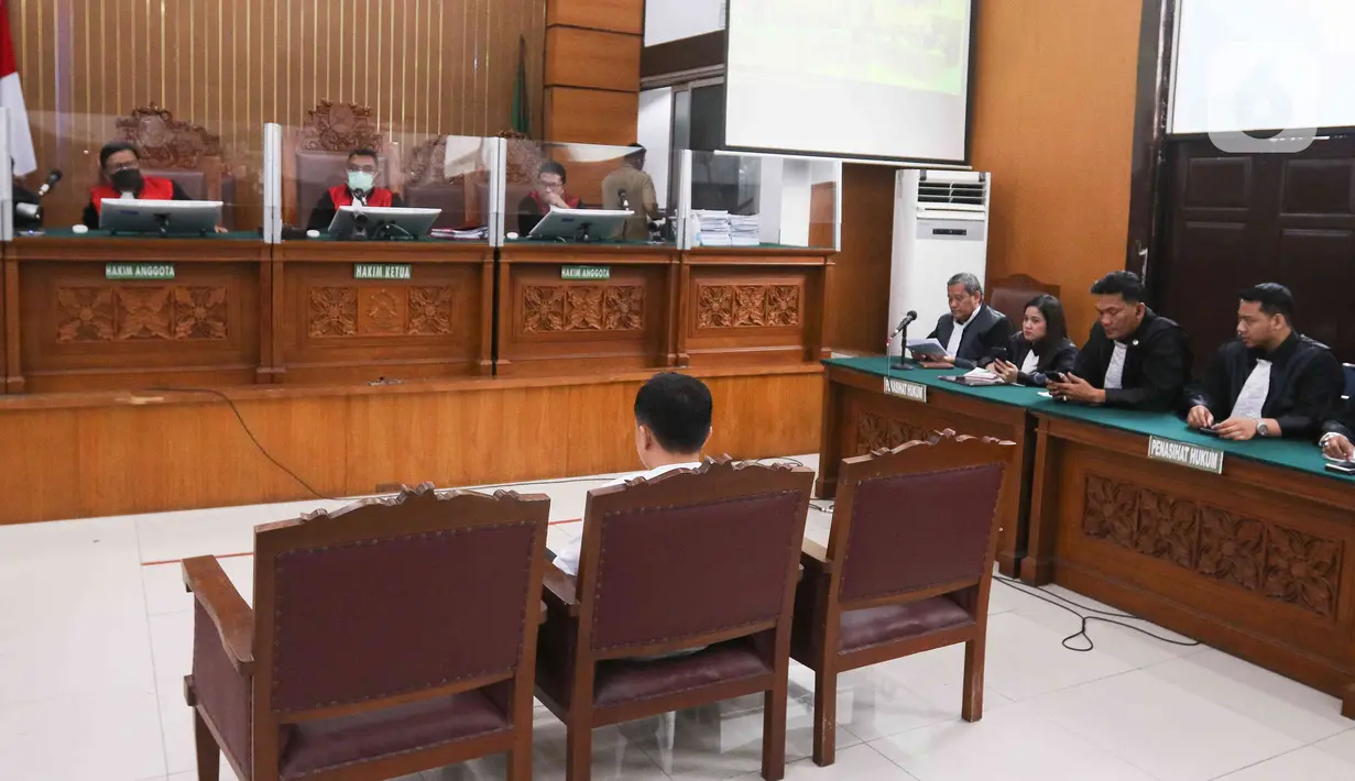 Terdakwa Ricky Rizal saat menjalani  sidang tuntutan kasus pembunuhan berencana terhadap Brigadir Nofriansyah Yosua Hutabarat atau Brigadir J di Pengadilan  Negeri Jakarta Selatan, Senin (16/1/2023). Majelis Hakim menilai Ricky Rizal terbukti secara sah dan meyakinkan telah melakukan pembunuhan berencana terhadap Brigadir Yosua. (Liputan6.com/Herman Zakharia)