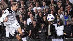 Peter Crouch beraksi dengan sundulan untuk membukukan hat-trick bagi kemenangan 4-0 Tottenham Hotspur atas Young Boys di play-off Liga Champions di London, 25 Agustus 2010. AFP PHOTO/Carl de Souza