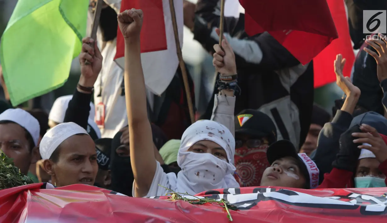 Peserta aksi massa Gerakan Nasional Kedaulatan Rakyat saat melakukan unjuk rasa di perempatan dekat Gedung Bawaslu, Jakarta, Rabu (22/5). Dalam aksinya, mereka meminta Bawaslu memeriksa kembali hasil Pemilu 2019. (Liputan6.com/Helmi Fithriansyah)