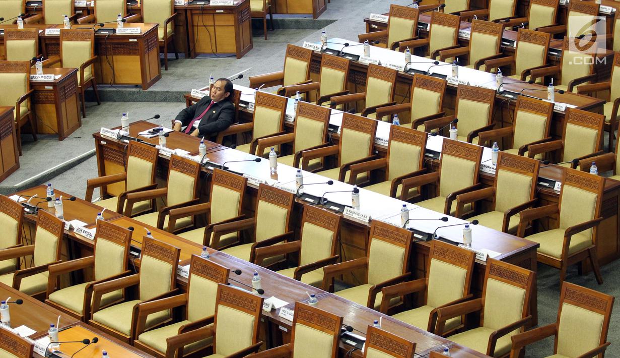 Anggota DPR saat mengikuti Rapat Paripurna dengan agenda pandangan akhir pemerintah soal RUU APBN 2019 di Jakarta, Rabu (31/10). Meski disertai sejumlah catatan, DPR menyetujui RUU APBN 2019 beserta Nota Keuangannya menjadi UU. (Liputan6.com/JohanTallo)