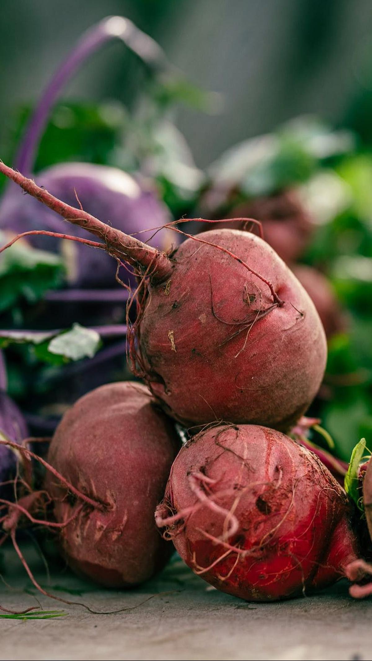 11. Buah Bit: Sumber Vitamin C dan Pewarna Alami