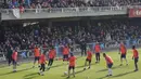 Barcelona gelar sesi latihan perdana tahun 2017 di Stadion Mini, Spanyol, Selasa (3/1/2017). Latihan perdana ini dibanjiri ribuan suporter La Blaugrana. (AFP/Lluis Gene)