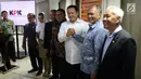 Ketua DPR Bambang Soesatyo bersalaman dengan Ketua KPK Agus Rahardjo bersalaman seusai peresmian Klinik Elektronik Laporan Harta Kekayaan Penyelenggara Negara (e-LHKPN) di Kompleks Parlemen Senayan, Senin (12/2). (Liputan6.com/Johan Tallo)