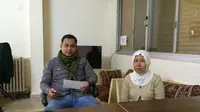 Staf KBRI Damaskus (kiri) mewancarai Apidah, TKW di Suriah.