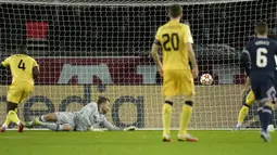 Kylian Mbappe langsung membawa PSG unggul 1-0 di menit ke-2. Sambaran bola rebound hasil tembakannya yang sempat ditepis kiper Club Brugge, Simon Mignolet bersarang di tiang jauh. (AP/Christophe Ena)