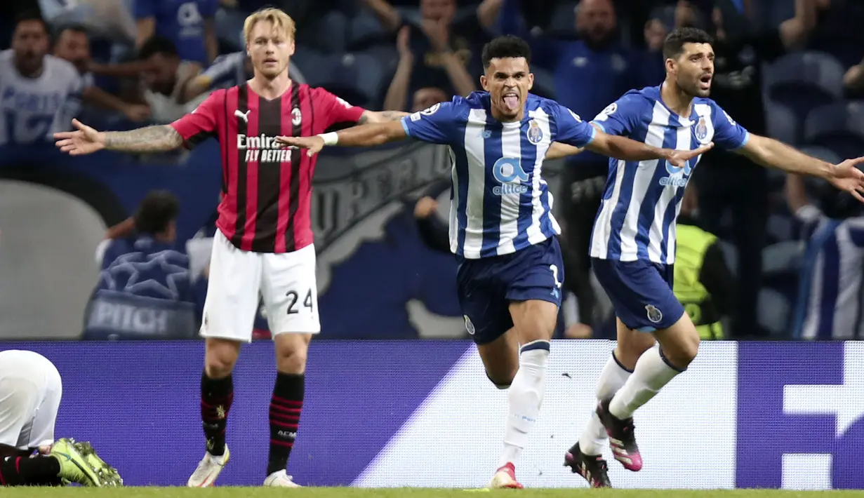 Gol tuan rumah akhirnya tercipta pada menit ke-65. Memanfaatkan aksi Taremi yang memenangi duel dengan Ismael Bennacer, Luis Diaz (tengah) sukses melesatkan bola ke sudut kiri bawah gawang yang dijaga Ciprian Tatarusanu. (AP/Luis Vieira)