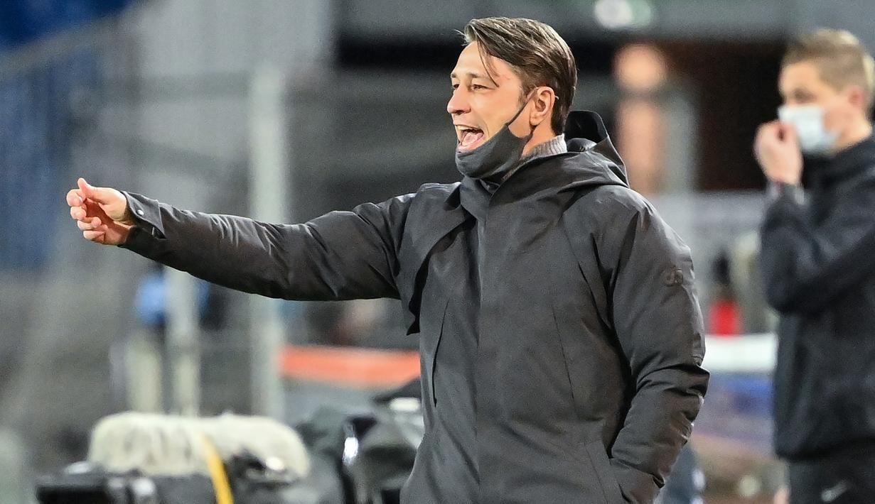 Manajer tim AS Monaco, Niko Kovac memberi instruksi kepada pemainnya dalam laga lanjutan Liga Prancis 2020/21 pekan ke-20 melawan Montpellier di Mosson Stadium, Montpellier, Jumat (15/1/2021). AS Monaco menang 3-2 atas Montpellier. (AFP/Pascal Guyot)