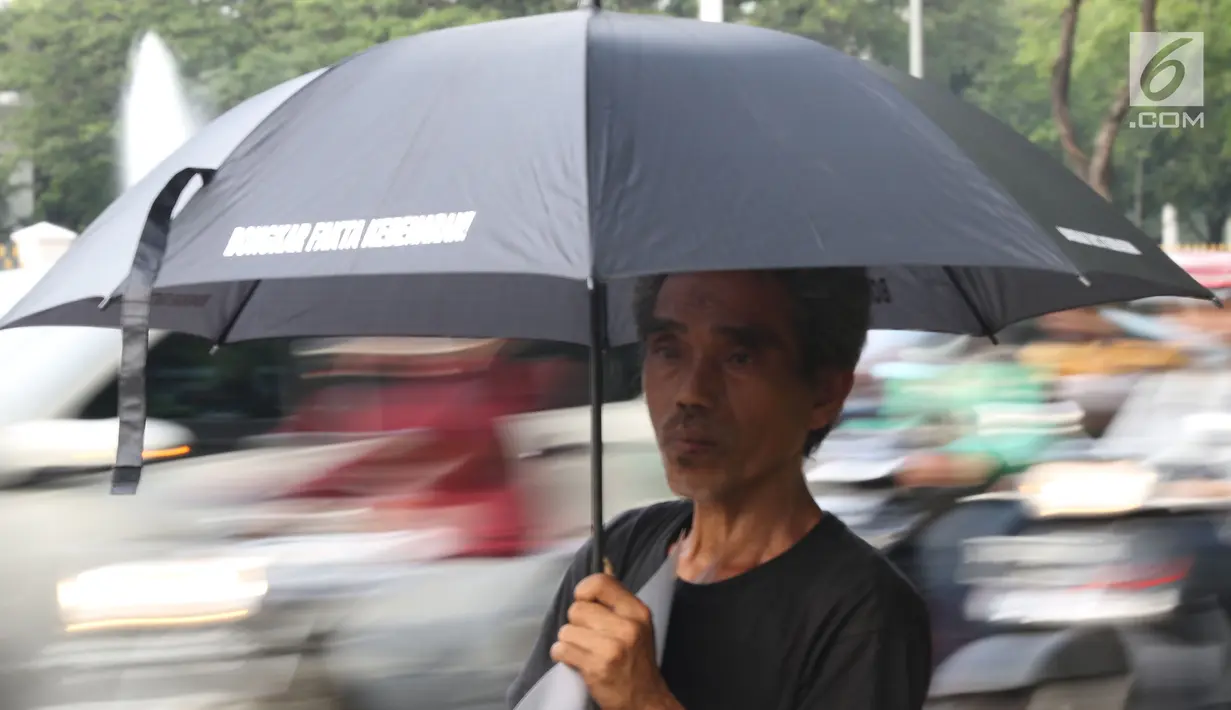 Keluarga korban saat aksi Kamisan di depan Istana Merdeka, Jakarta, Kamis (13/12). Mereka meminta pemerintah segera menyelesaikan kasus-kasus pelanggaran HAM di Indonesia. (Liputan6.com/Helmi Fithriansyah)