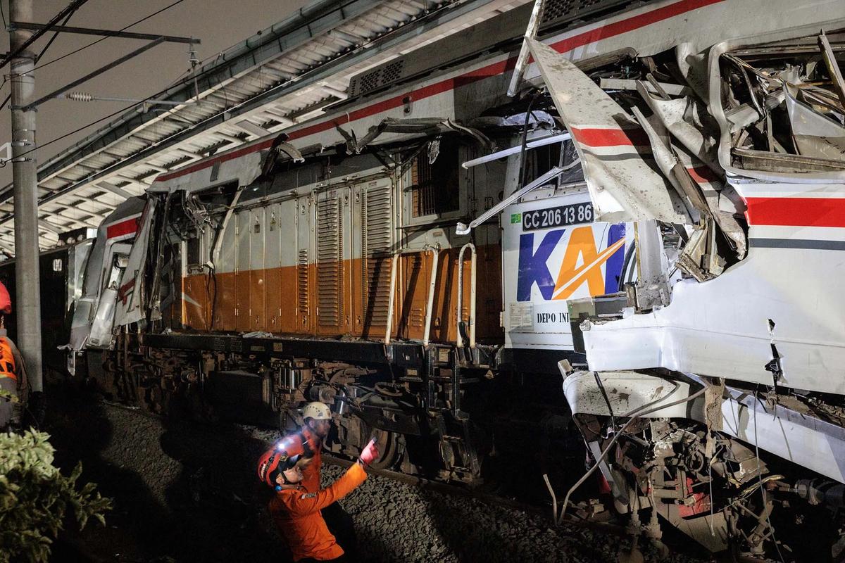 FOTO Kerusakan Parah Gerbong KRL Commuterline  Usai Dihantam Argo Bromo Anggrek