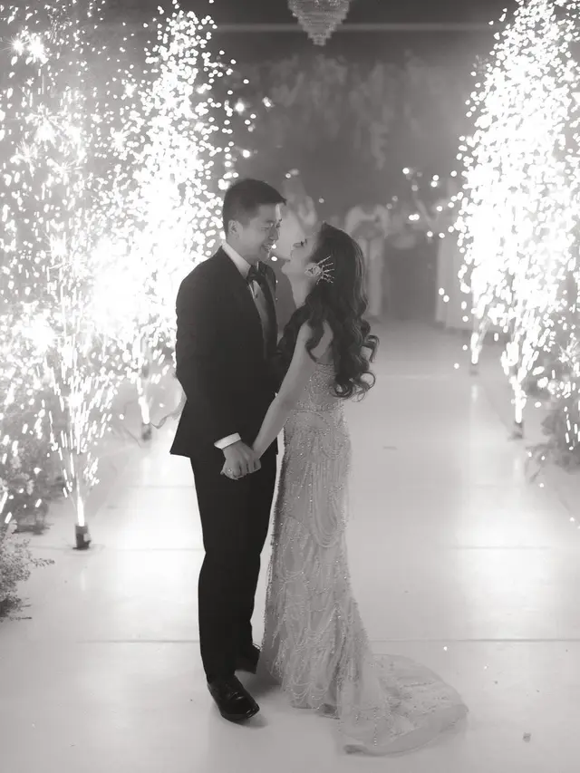 Parade Gaun Hian Tjen yang Dikenakan Titan Tyra di Hari Pernikahan, Bernuansa Elegan dan Glamor di Tepi Laut