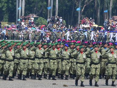 Prajurit Tentara Nasional Indonesia (TNI) saat melakukan defile pasukan pada peringatan HUT ke-80 TNI di Lapangan Monumen Nasional (Monas), Jakarta, Minggu (5/10/2025). (merdeka.com/Arie Basuki)