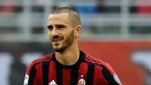 Bek AC Milan, Leonardo Bonucci melepas ban kapten setelah menerima kartu merah dari wasit Piero Giacomelli saat melawan Genoa pada Liga Italia di San Siro, Milan (22/10). Bonucci mendapat kartu merah usai menyikut Aleandro Rosi. (AP Photo/Luca Bruno)