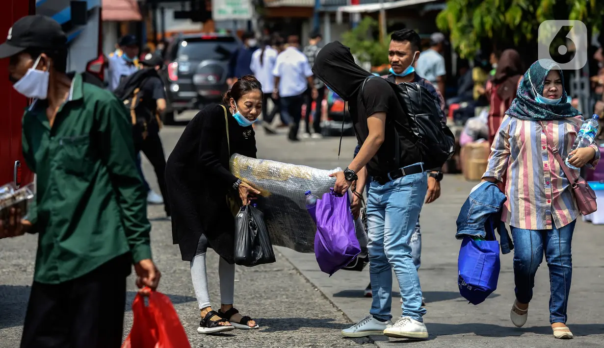 <p>Masyarakat yang hendak mudik tiba di Terminal Kalideres, Jakarta Barat, Senin (25/4/2022). Menteri Perhubungan (Menhub) Budi Karya Sumadi sebelumnya menyarankan masyarakat untuk mudik lebih awal guna menghindari risiko kemacetan lalu lintas. (Liputan6.com/Johan Tallo)</p>