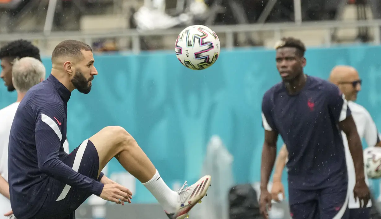 Penyerang timnas Prancis, Karim Benzema melakukan pemanasan selama sesi latihan di National Arena di Bucharest, Minggu (27/6/2021). Setelah menjuarai grup neraka, Grup F, Prancis akan meladeni tim kuda hitam Swiss di babak 16 besar Euro 2020 pada Selasa (29/6) dini hari. (AP Photo/Vadim Ghirda)