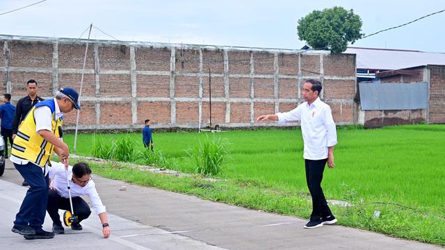 Presiden Joko Widodo (Jokowi) meninjau perbaikan meninjau ruas Jalan Surakarta-Gemolong (Sragen)-Purwodadi di Desa Ngandul, Kabupaten Sragen.