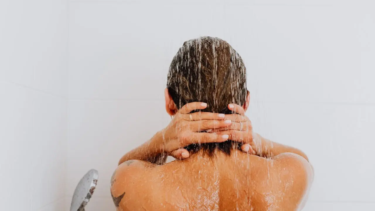 Mandi keramas dengan shower (Pexels)