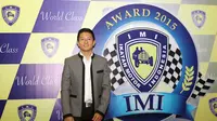 Rio Haryanto usai menerima penghargaan pada acara IMI Awards di Hotel Borobudur, Jakarta, Kamis (17/12/2015). (Bola.com/Nicklas Hanoatubun)