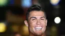 Pemain Real Madrid, Cristiano Ronaldo tampak sumringah menghadiri pemutaran perdana film dokumenter berjudul "Ronaldo" di Leicester Square, Inggris, Senin (9/11/2015). (EPA/Facundo Arrizabalaga)