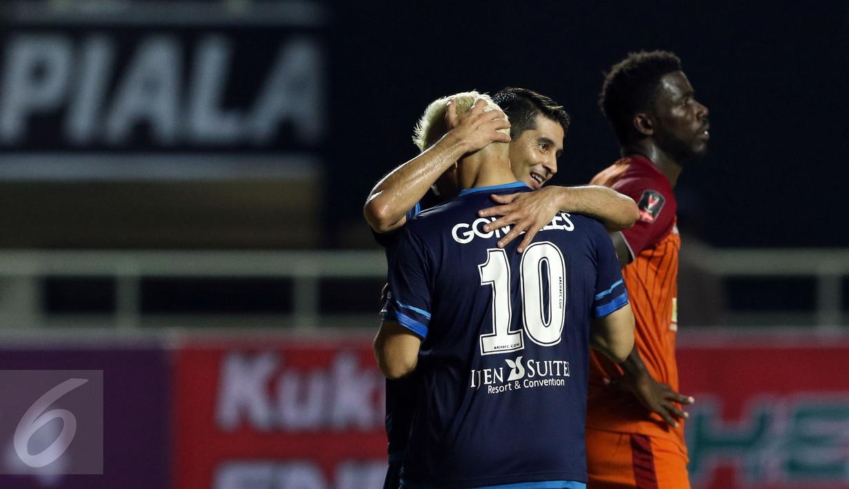 Pemain Arema FC, Esteban Vizcarra memeluk Cristian Gonzales saat merayakan kemenangan atas PBFC di final Piala Presiden 2017 di Stadion Pakansari, Minggu (12/3). Cristian Gonzales meraih gelar pencetak gol terbanyak. (Liputan6.com/Helmi Fithriansyah)