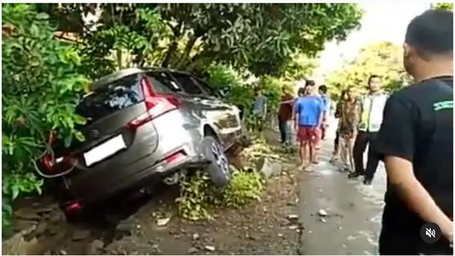 6 Potret Apes Mobil Masuk Selokan,