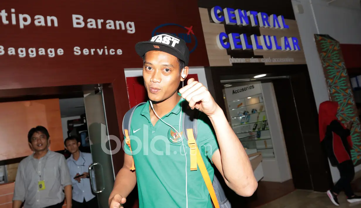 Kurnia Meiga dan para pemain Timnas Indonesia saat tiba  di Bandara Soekarno-Hatta, Tangerang, (08/12/2016). (Bola.com/Nicklas Hanoatubun)