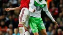 Gelandang MU, Bastian Schweinsteiger berebut bola udara dengan penyerang Wolfsburg, Bas Dost pada laga Liga Champions di Stadion Old Trafford, Inggris, Kamis (1/10/2015). MU menang atas Wolfsburg dengan skor 2-1. (Reuters/Andrew Yates)