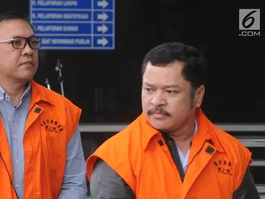Bupati Pakpak Bharat Remigo Yolanda Berutu (kiri) dan penyuapnya Hendriko Sembiring tiba di Gedung KPK, Jakarta, Rabu (16/1). Keduanya diperiksa sebagai tersangka untuk melengkapi berkas. (Merdeka.com/Dwi Narwoko)