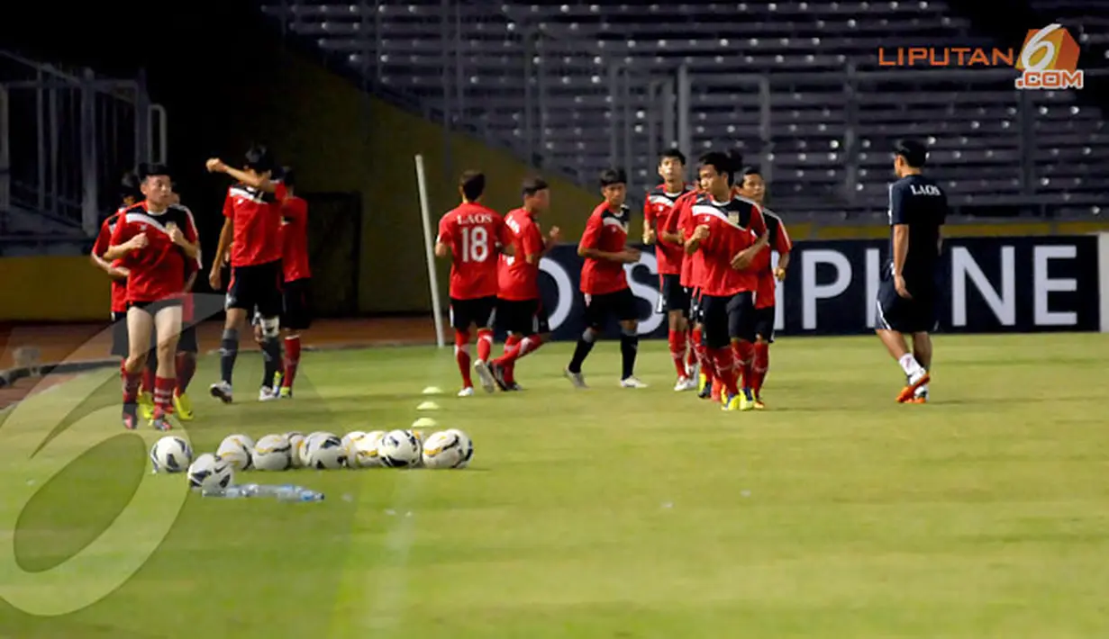 Sebelum memulai sesi latihan para pemain Timnas Laos U19 melakukan pemanasan di bawah arahan dari pelatih (Liputan6.com/Helmi Fithriansyah)