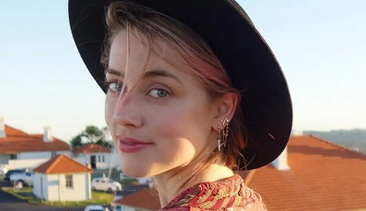 Pasangan Amber dan Elon ternyata tidak bisa mempertahankan hubungan yang sudah mereka bina selama satu tahun. Jalinan cinta mereka kandas di tengah jalan dengan alasan sibuknya pekerjaan di antara mereka. (Instagram/amberheard)