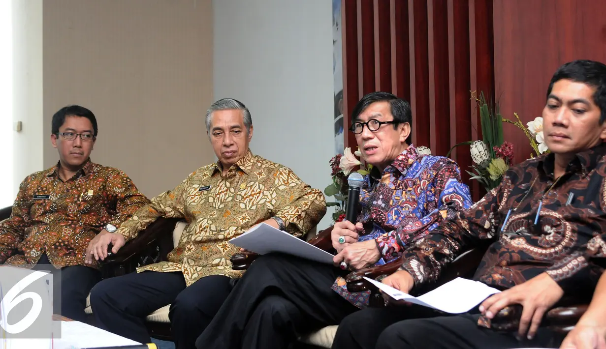 Menteri Hukum dan HAM Yasonna Laoly (kedua kanan) saat menyampaikan keterangan terkait hasil verifikasi partai poltik untuk memperoleh status badan hukum di Jakarta, Jumat (7/10). PSI menjadi parpol yang lolos verifikasi. (Liputan6.com/Helmi Fithriansyah)