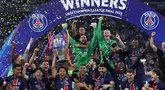 Kapten tim Paris Saint-Germain (PSG) asal Brasil, Marquinhos mengangkat trofi bersama rekan setimnya saat merayakan kemenangan pada laga final Liga Champions 2024/2025 melawan Inter Milan di Allianz Arena, Jerman, pada 31 Mei 2025 waktu setempat atau Minggu 1 Juni 2025 dini hari WIB. (FRANCK FIFE/AFP)
