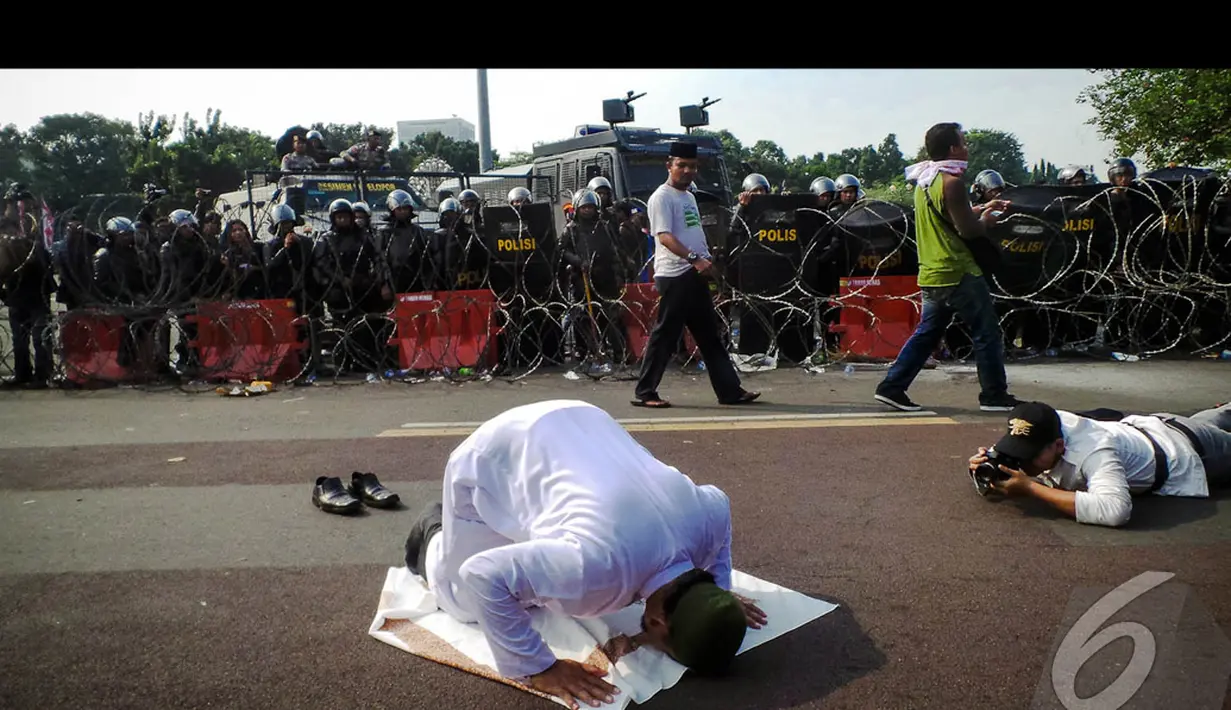 Seorang pendukung Prabowo sujud syukur saat mendengar kabar Prabowo menang (Liputan6.com/Faisal Fanani)