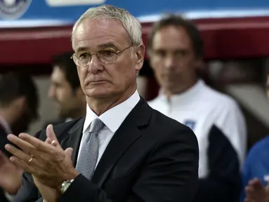 Claudio Ranieri pelatih asal Italia yang sedang naik daun bersama Leicester City, mereka berhasil membuat publik Inggris terkagum dengan prestasi sepanjang tahun 2015 yaitu berada pada puncak klasemen Liga Premier Inggris.  (AFP Photo/Louisa Gouliamaki) 