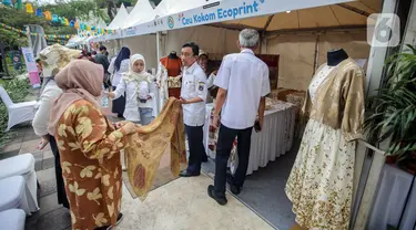 Sejumlah pengunjung melihat produk daur ulang dalam Festival Ekonomi Sirkular 2023 di Taman Menteng, Jakarta, Rabu (26/7/2023). Festival ini bertujuan mendorong masyarakat untuk terlibat aktif dalam ekonomi sirkular. (Liputan6.com/Faizal Fanani)