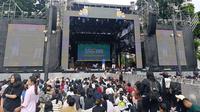 Hari Kedua KapanLagi Buka Bareng BRI Festival 2025, Para penonton mulai memadati area depan konser di Plaza Parkir Timur, GBK, Jakarta. Minggu (16/3/2025). (Foto: Dicky Fadillah/ Liputan6.com)