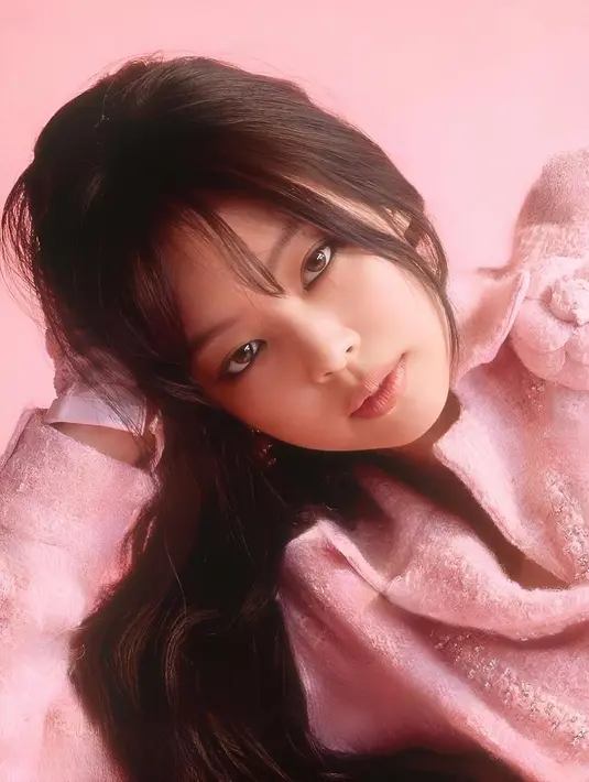 Jennie BLACKPINK tidak hanya menjadi artis Korea pertama yang tampil sebagai bintang sampul majalah ELLE Prancis. Ia juga merupakan artis Asia kedua yang mencapai prestasi ini setelah Maggie Cheung di tahun 2004. [Foto: Instagram]