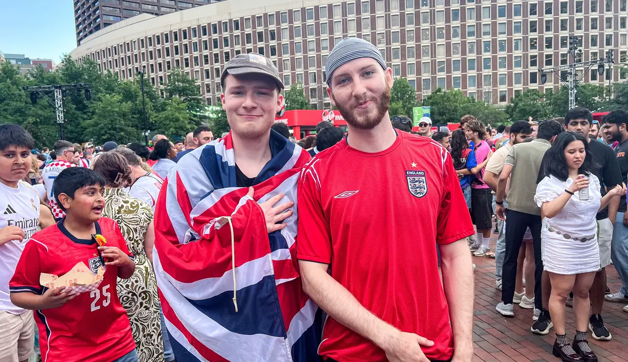 Dua suporter Timnas Inggris berpose di FIFA Fan Festival Boston, City Hall Plaza, Boston, AS, Rabu (17/6/2026), sebelum merayakan kemenangan 4-2 The Three Lions atas Kroasia pada laga Grup L Piala Dunia 2026. (KLY Sports/Hery Kurniawan/Adv/Powerade)