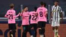 Pemain Barcelona merayakan gol yang dicetak Lionel Messi ke gawang Juventus pada laga lanjutan Liga Champions 2020/2021 di Allianz Stadium, Kamis (29/10/2020) dini hari WIB. Barcelona menang 2-0 atas Juventus. (AFP/Marco Bertorello)
