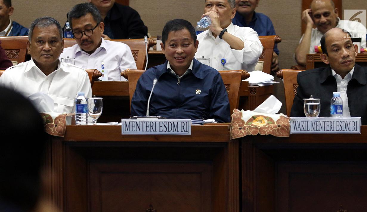 Menteri ESDM, Ignasius Jonan (tengah) didampingi Wakil Menteri ESDM, Arcandra Tahar (kanan) saat rapat kerja dengan Komisi VII di Gedung Parlemen, Senayan, Jakarta, Rabu (28/8/2019). Komisi VII DPR RI memanggil Menteri ESDM untuk membahas asumsi makro sektor ESDM. (Liputan6.com/Johan Tallo)