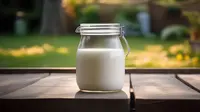 Merujuk Department of Agriculture Amerika Serikat, bayi di bawah dua minum 1 dan dua pertiga hingga 2 cangkir makanan susu setiap hari. (Foto: Ilustrasi AI)