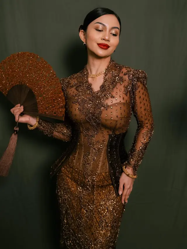 Potret Glamor Ariel Tatum di Hari Kebaya Nasional, Kenakan Kebaya dengan Ratusan Manik-manik