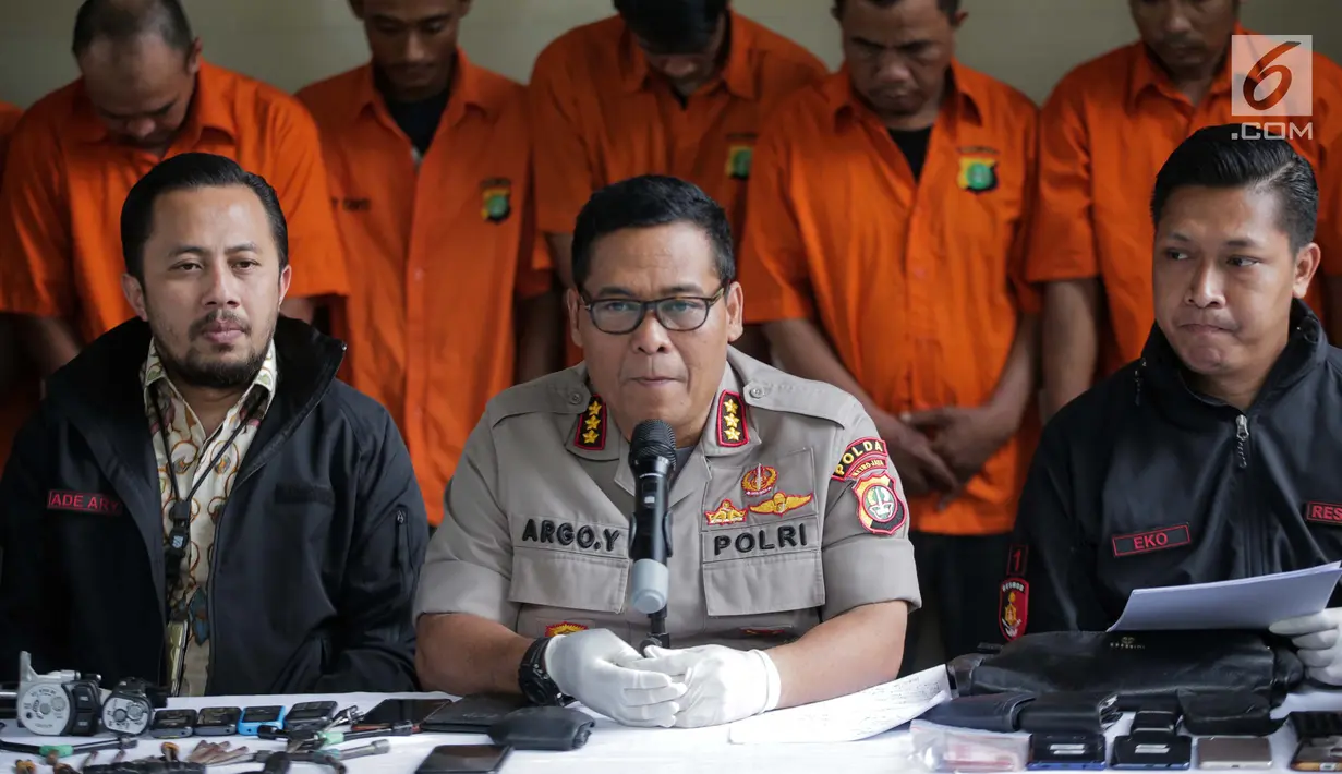 Kabid Humas Polda Metro Jaya, Kombes Pol Argo Yuwono dan Wadir Reskrimum Polda Metro Jaya AKBP Ade Ary Syam saat merilis pengungkapan beberapa kasus di Subdit Resmob Polda Metro Jaya, Jakarta, Jumat (19/7/2019). Sebanyak 9 kasus dirilis oleh Subdit Resmob Polda Metro Jaya.(Liputan6.com/Faizal Fanani