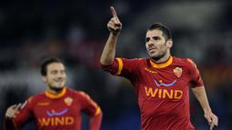 Simone Perrotta. Gelandang tengah Italia ini memperkuat Chievo selama 3 musim, mulai 2001/2002 hingga 2003/2004. Total bermain dalam 100 laga dengan mencetak 7 gol. Ia pensiun bersama AS Roma akhir musim 2012/2013 setelah membela I Lupi selama 9 musim mulai 2004/2005. (Foto: AFP/Filippo Monteforte)