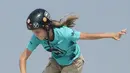 Isabelly Avilla Da Silva dari Brasil beraksi melintasi trek besi saat mengikuti skateboarding semi final wanita di International Skateboarding Open di Qingfeng di provinsi Henan, China (7/9/2019). (AFP Photo/STR)