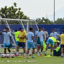 Persib Bandung saat berlatih di lapangan pendamping Stadion GBLA, Kota Bandung, Jumat (27-3-2026). (Bola.com/Erwin Snaz)