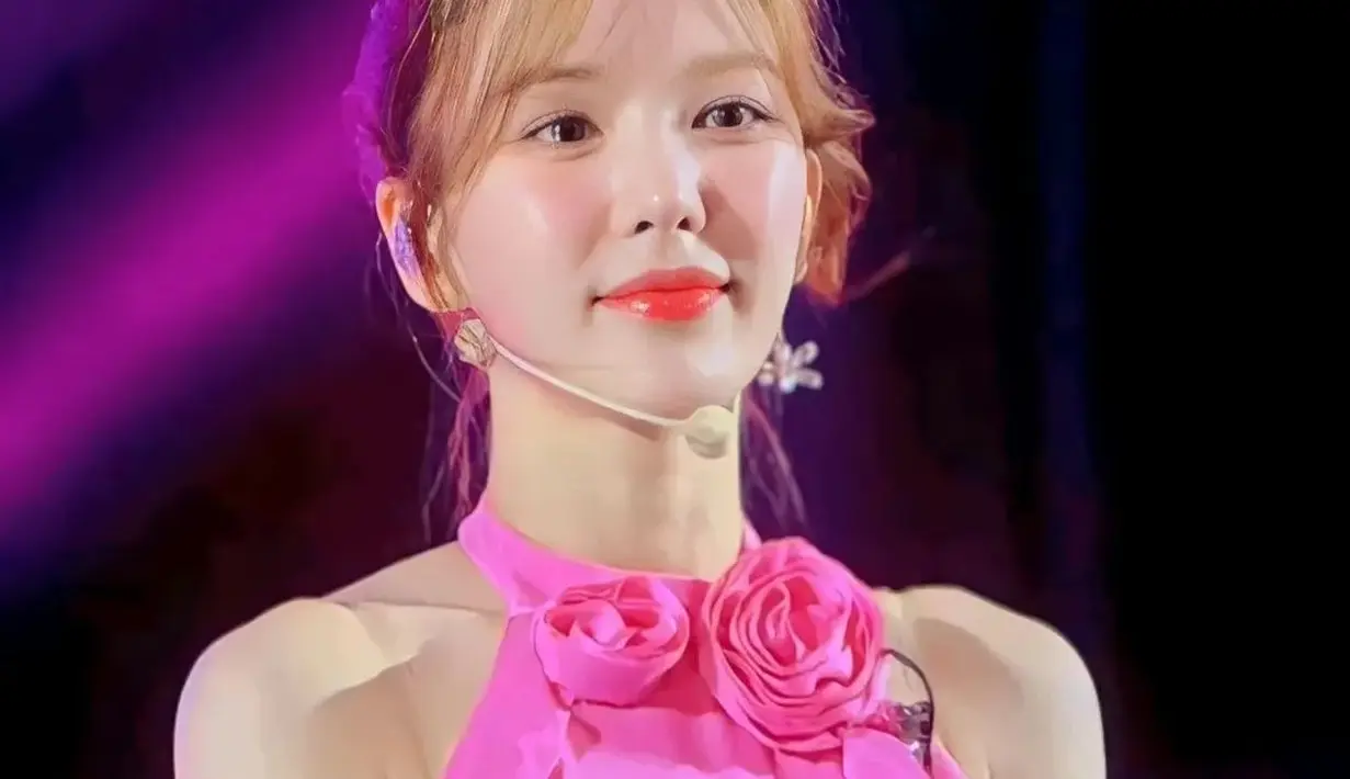 Sementara Wendy memberi sentuhan manis dengan bunga mawar di bagian kerah sebagai aksen. [Instagram.com/wendynology]