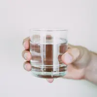 Penderita DBD harus banyak meminum cairan agar tidak dehidrasi. (Foto: Pexels/Lisa Fotios)