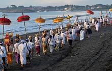 FOTO: Ribuan Umat Hindu Ikuti Prosesi Melasti di Pantai Padanggalak Bali